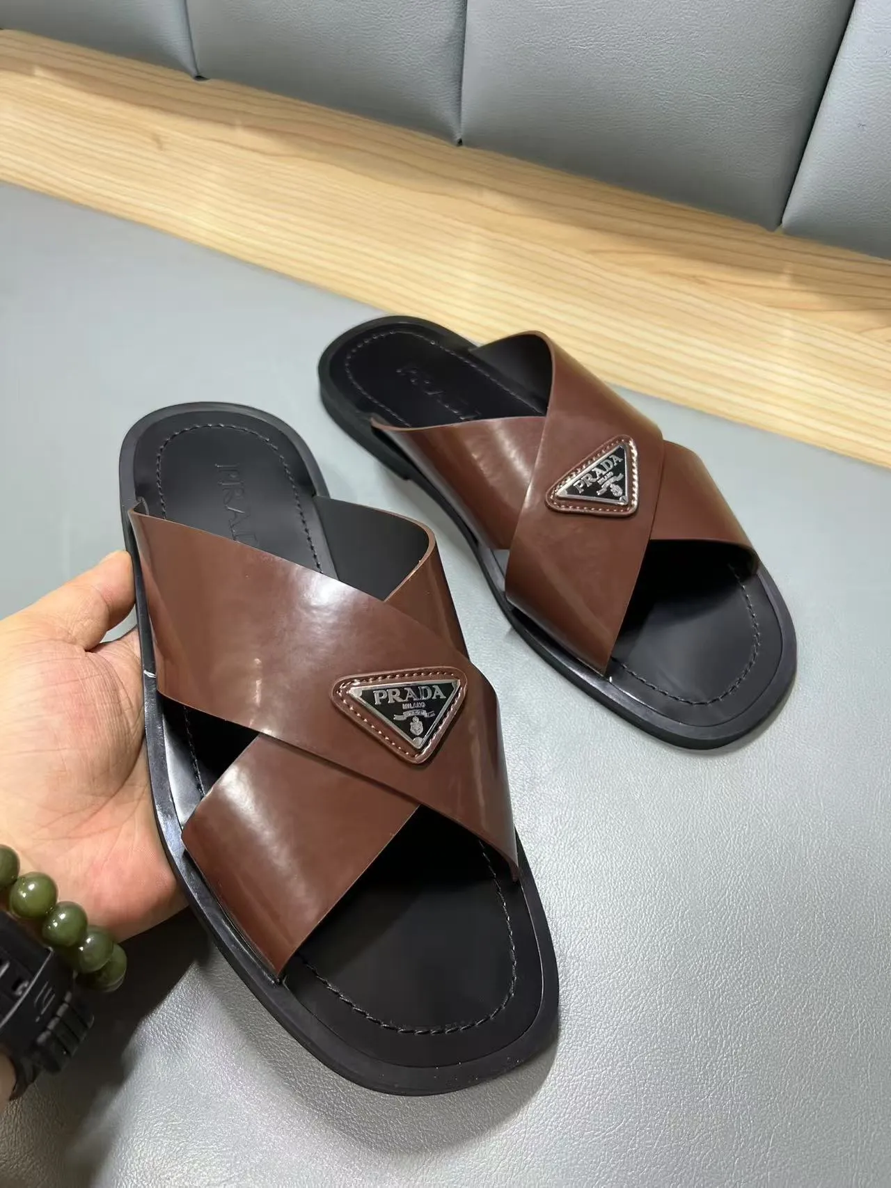 340💰PRADA Prada’s latest slippers are synchronized with the official website. This slipper is made of the brand’s unique and iconic Saffiano leather. The brand logo jumps out from the double straps, and the brand style is clearly visible. Cowhide gives men elegant charm and functional design, making it an ideal choice for vacation and leisure. Size:38-45